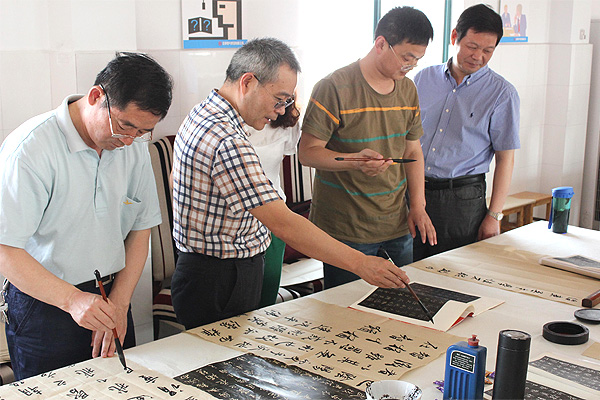 中國(guó)人民大學(xué)、北京師范大學(xué)王學(xué)嶺書法工作室在安邦集團(tuán)面授會(huì)(圖1)