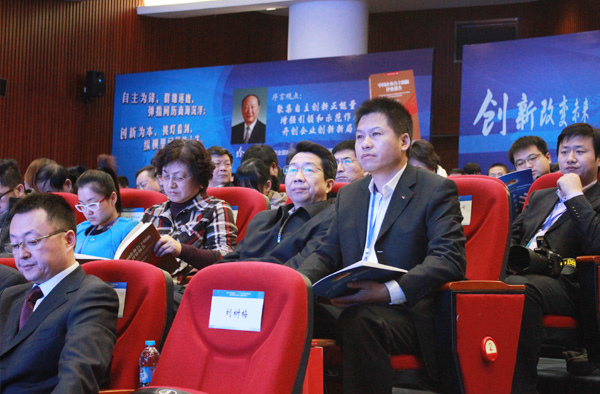 安邦集團董事長當選“2013中國企業(yè)自主創(chuàng)新十大人物”(圖3)